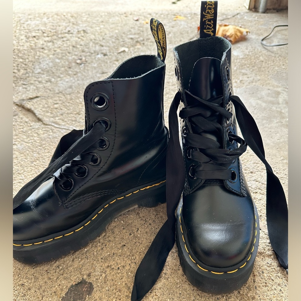 Like new Dr Martens no slip leather boots